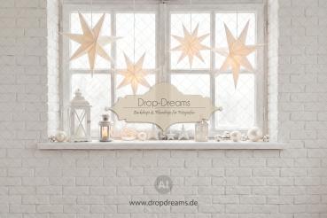 Weihnachts-Backdrop White Stars mit weißer Ziegelwand, Sprossenfenster und Papiersternleuchtern in Reinweiß von Drop-Dreams